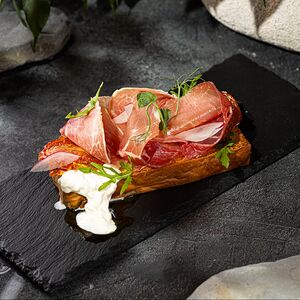 Брускетта с хамоном, страчателлой и вялеными томатами