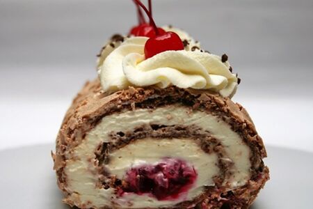 Шоколадно-меренговый рулет с вишней