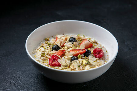 Овсяная каша с ягодами, бананом и орехами