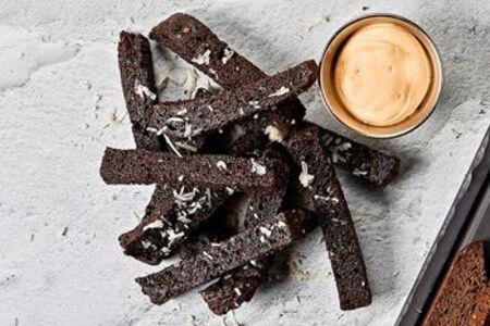 Гренки из бородинского хлеба с пармезаном и сырным соусом