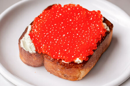 Тост с домашней красной икрой