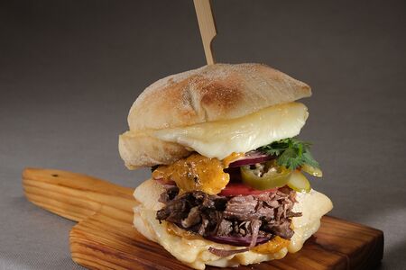 Бедуин-бургер с томлёным ягнёнком