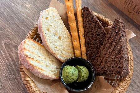 Хлебная корзина с зелёным маслом