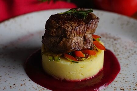 Медальон из телятины с пюре и ягодным соусом