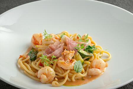 Паста с креветками и пармой													