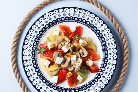 Салат из запечённых на гриле овощей с сыром фета