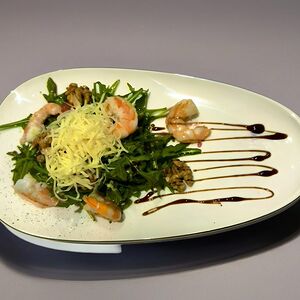 Салат с рукколой и с креветками