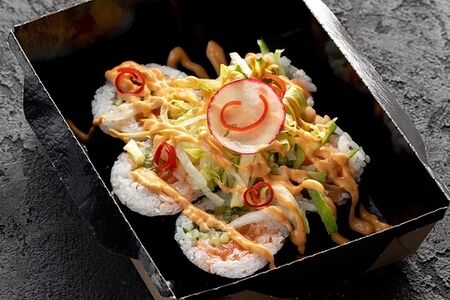 Острый ролл с лососем и огурцом