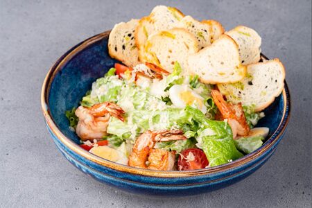 Салат Цезарь с креветками