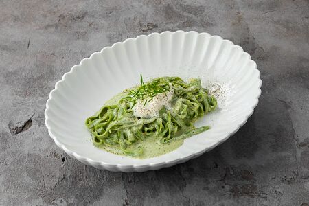 Тальятелле с соусом песто и страчателлой