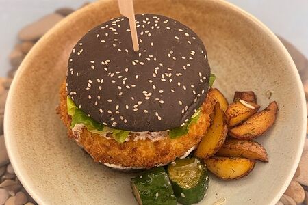 Бургер с котлетой из щуки со страчателлой 