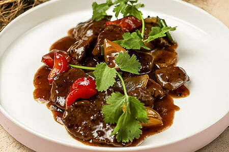 Кусочки говядины в чёрно-перечном соусе