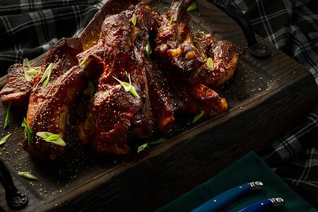 Гора копченых ребрышек