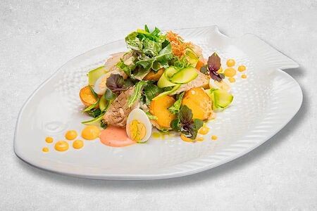 Салат с кальмаром, картофелем бейби и соусом ментайко