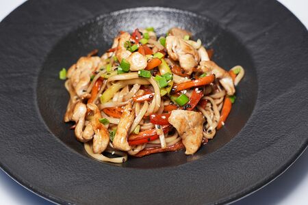 Удон с курицей в сливочном соусе