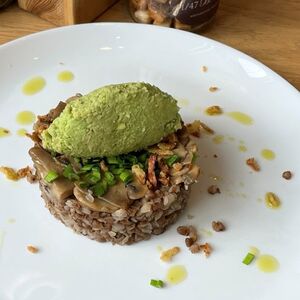 Гречка с гуакамоле, грибами и луком