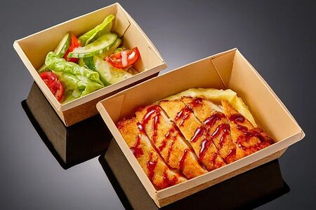 Цыпленок в хрустящей панировке с пюре и овощным салатом