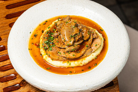 Язык ягненка, пюре сельдерея, васаби кизами, азиатский демиглас