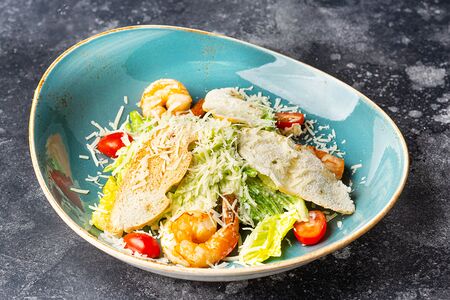 Салат Цезарь с креветками