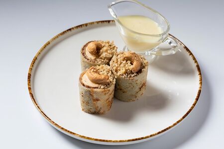 Ролл блинный с бананом и шоколадным соусом