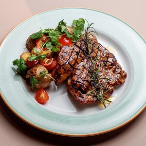 Стейк-гриль с печеным картофелем