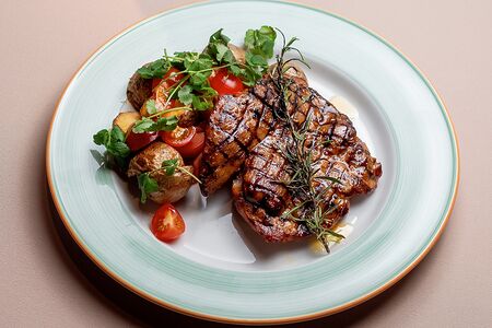 Стейк-гриль с печеным картофелем