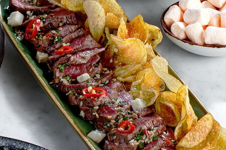 Татаки Beef с чипсами из молодого картофеля