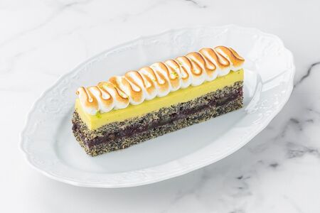 Маковый торт с кремом из голубики и соусом Мята-лайм