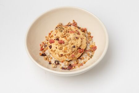 Топленый йогурт с мюсли, чиа, орешками и грушей