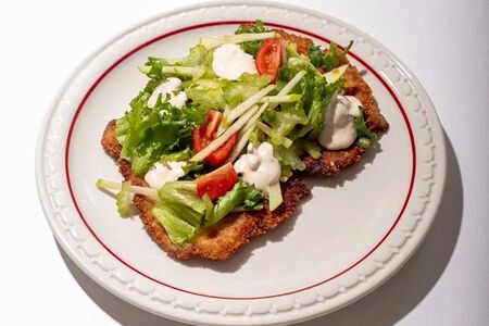 Шницель по-милански с зеленым салатом и яблоком