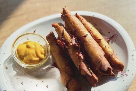 Куриные пальчики с сырным соусом