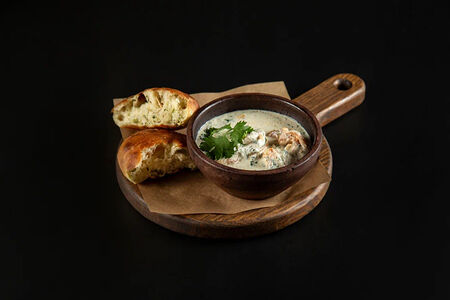 Креветки в соусе чкмерули с зеленой аджикой