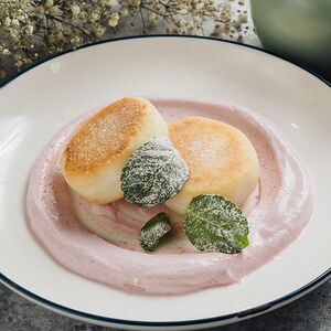 Сырники на подушке из малинового крема 