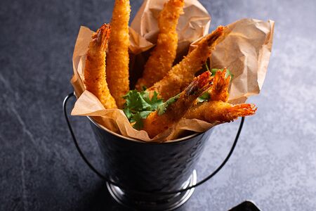 Креветки темпура с соусом sweet chili