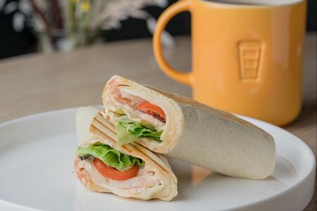 Сэндвич-ролл с курицей и шампиньонами