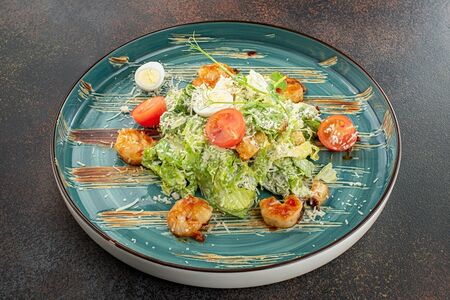 Салат Цезарь с креветками