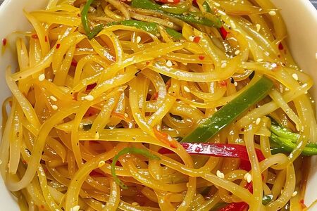 Салат из тонко нарезанного картофеля с пряностями