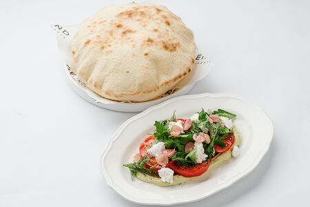 Крем из авокадо с томатами, зеленью и лепешкой