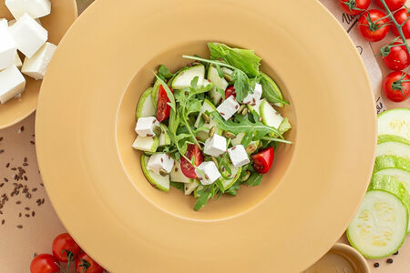 Зеленый салат с кабачками, фетой и семенами