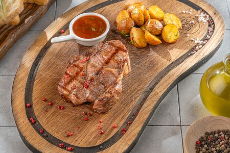 Стейк из свиной шеи с запеченным картофелем