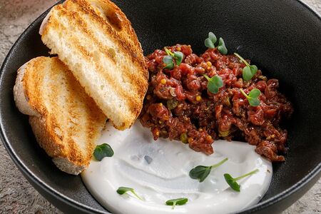 Тартар из говядины с трюфельным муссом