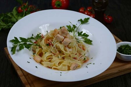 Фетучине с лососем