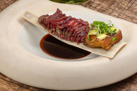 Говяжье ребро, квасной BBQ, хрустящий картофель