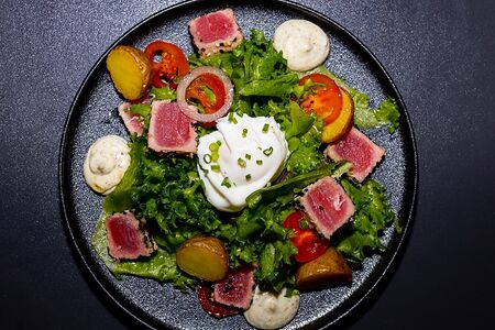 Салат с тунцом и соусом Нисуаз