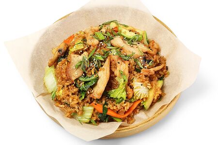 Жареный рис с курицей и овощами