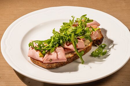 Тост с мортаделлой