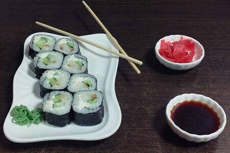 Ролл с копченым кальмаром