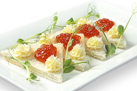 Красная икра на тостах 