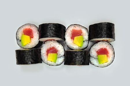 Маки с тунцом и авокадо 