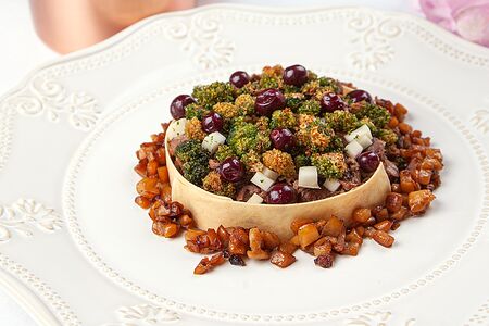 Рулет из косули с кранч-салатом из брокколи и ягодами черной смородины под эспумой из трюфельного соуса